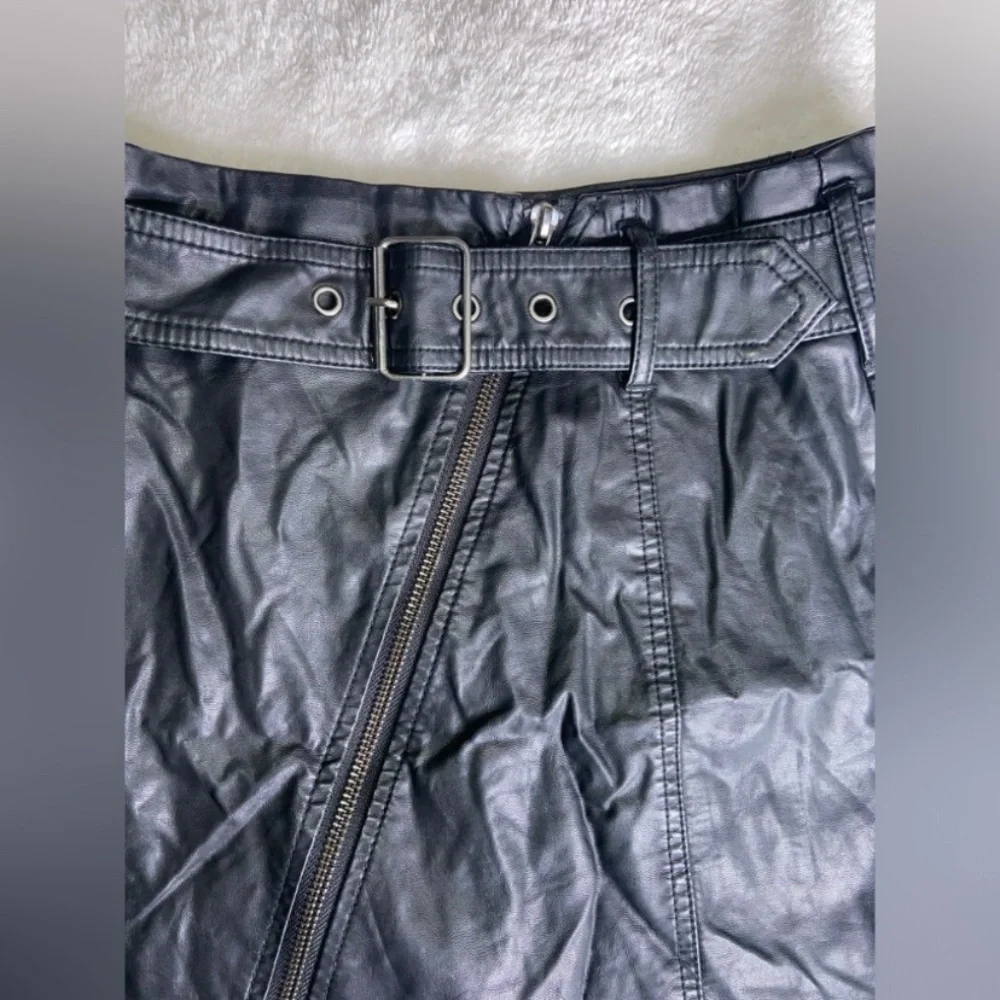 The Free People Feelin' Fresh Black Vegan Leather Mini Skirt Sz‎ 2 Wrinkly EUC